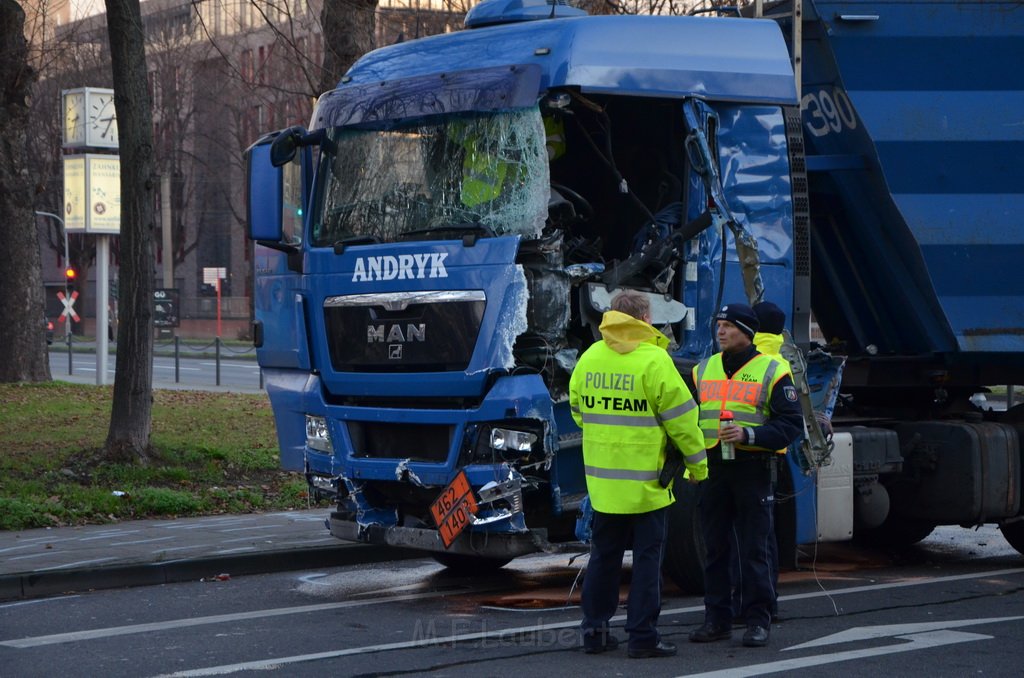 Schwerer VU LKW KVB Bus PKW Koeln Agrippinaufer Ubierring P175.JPG